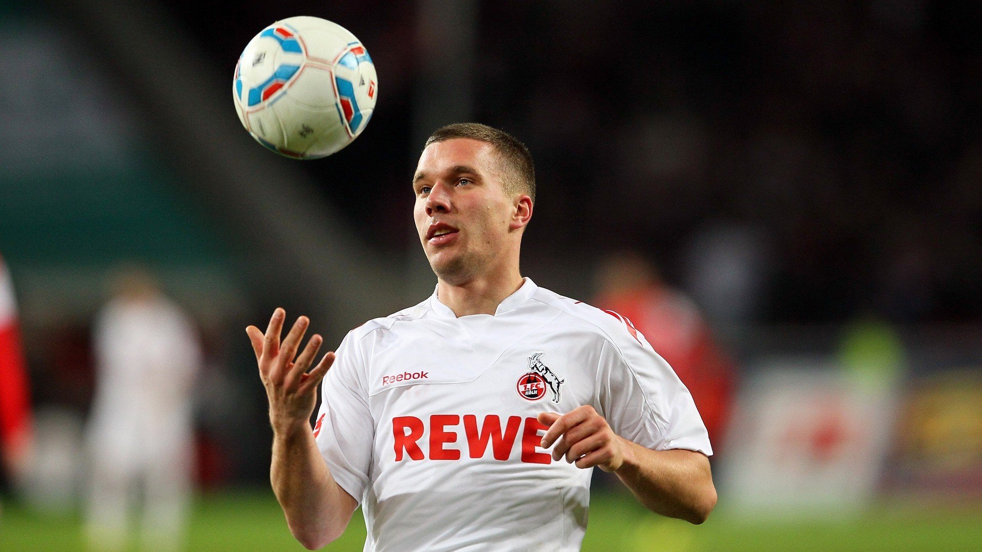 西甲：皇马在主场3-0完胜巴萨，榜首之争白热化，西甲皇马3_1巴萨